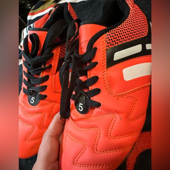 Youth size 5 Soccer cleats - Picture 2 of 3